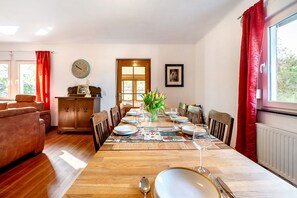 Dining - Holiday Home 'Domäne Bollinger Morbach' with Private Terrace, Private Garden and Wi-Fi (Morbach)