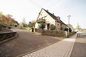 Exterior - Holiday Home 'Domäne Bollinger Morbach' with Private Terrace, Private Garden and Wi-Fi (Morbach)
