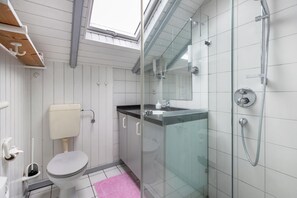 Shower, hair dryer, towels - Holiday home 'Ferienhaus Bellevue' - Spectacular sea view over the fjord to Denmark (Glücksburg-Bockholm)
