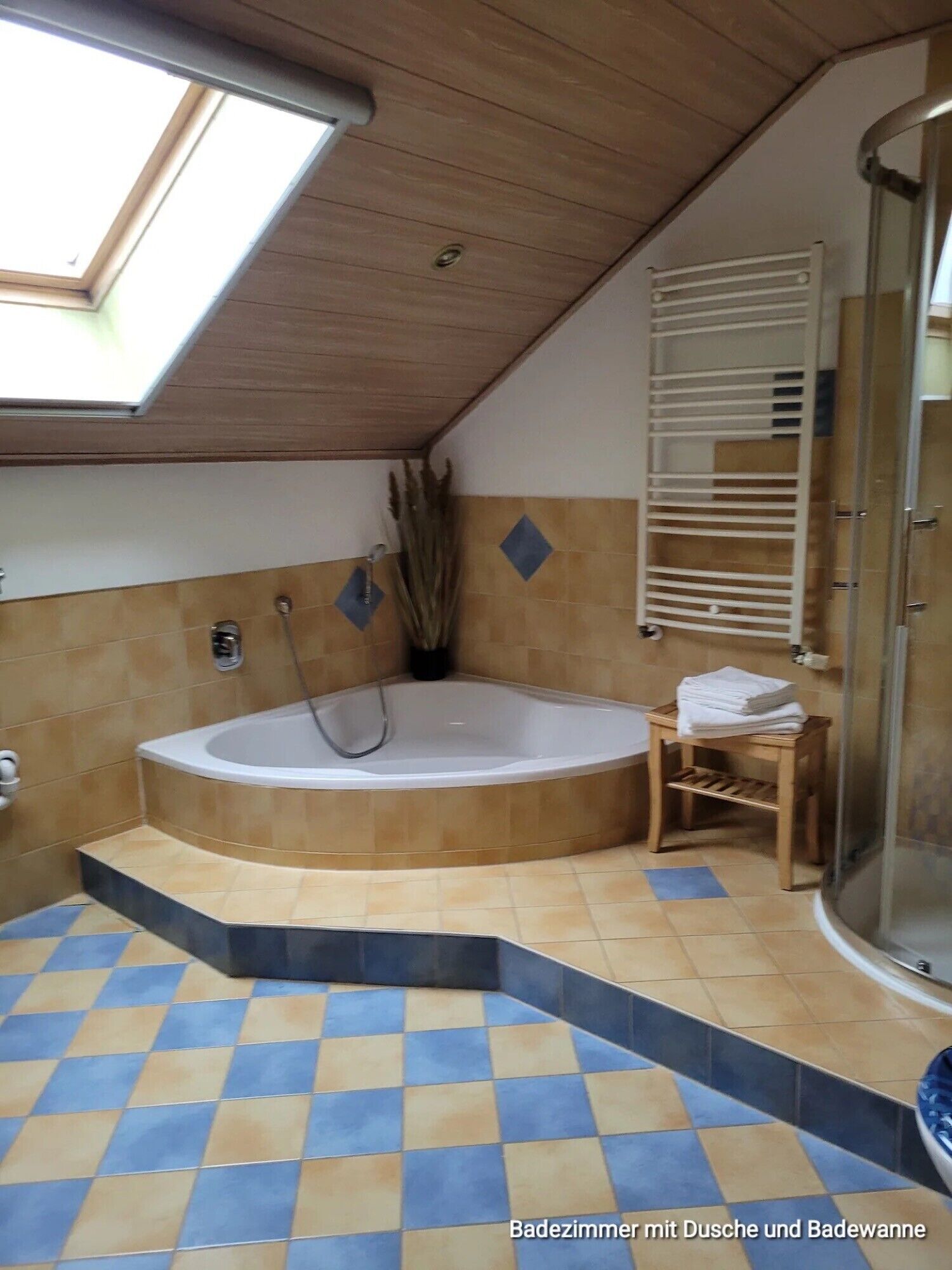 Douche, sèche-cheveux, serviettes fournies