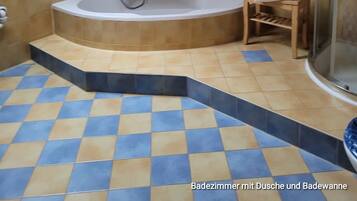 Douche, sĂšche-cheveux, serviettes fournies