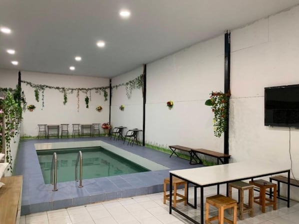 من حمّامات السباحة المغطاة