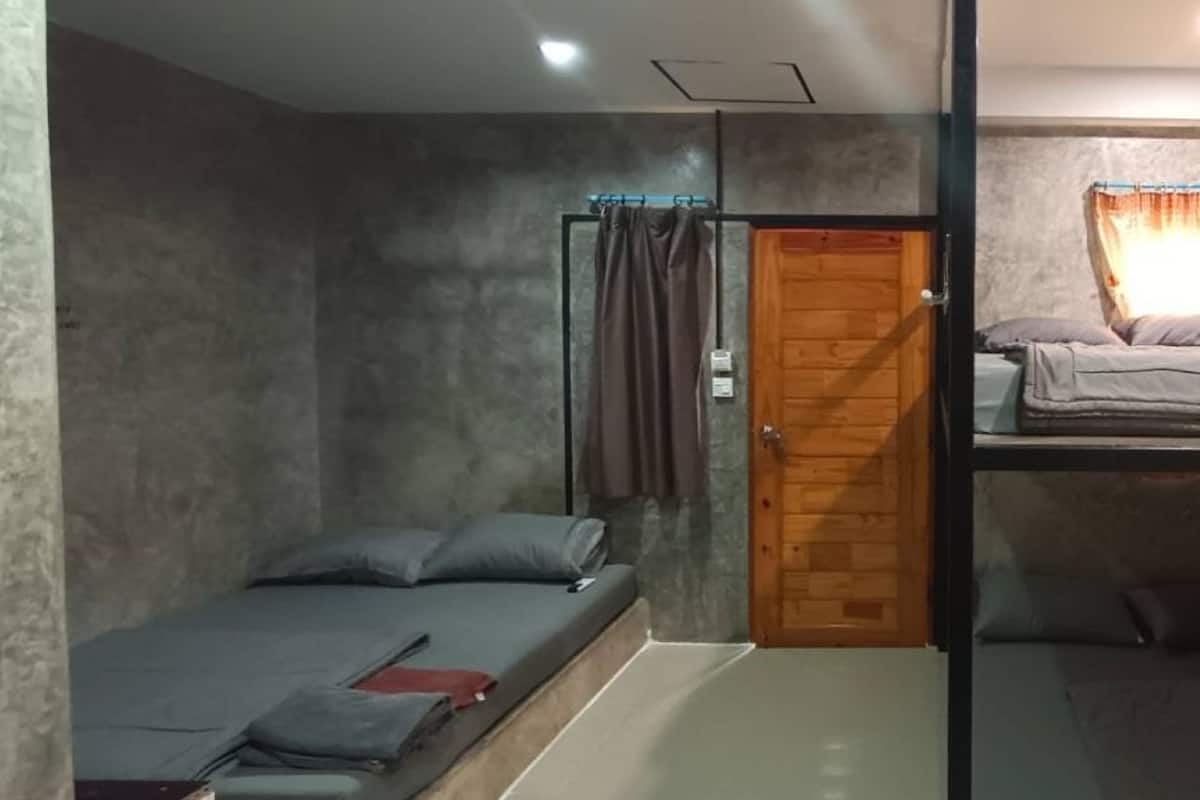 Kamar Keluarga (For 6 persons) | Meja kerja, Wi-Fi gratis, dan seprai linen