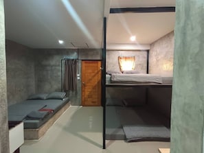 Escritorio, wifi gratis y ropa de cama