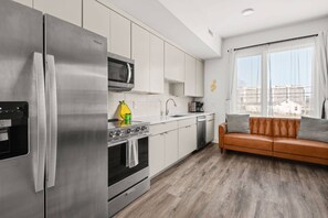 Fridge, microwave, dishwasher, coffee/tea maker - E201 ~ 2nd Floor Studio ~ Under 5 min to Broadway and Gulch ~ Free Parking ~ Fast WiFi ~ 3 Beds (Nashville)