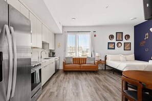 1 bedroom, iron/ironing board, WiFi - E201 ~ 2nd Floor Studio ~ Under 5 min to Broadway and Gulch ~ Free Parking ~ Fast WiFi ~ 3 Beds (Nashville)