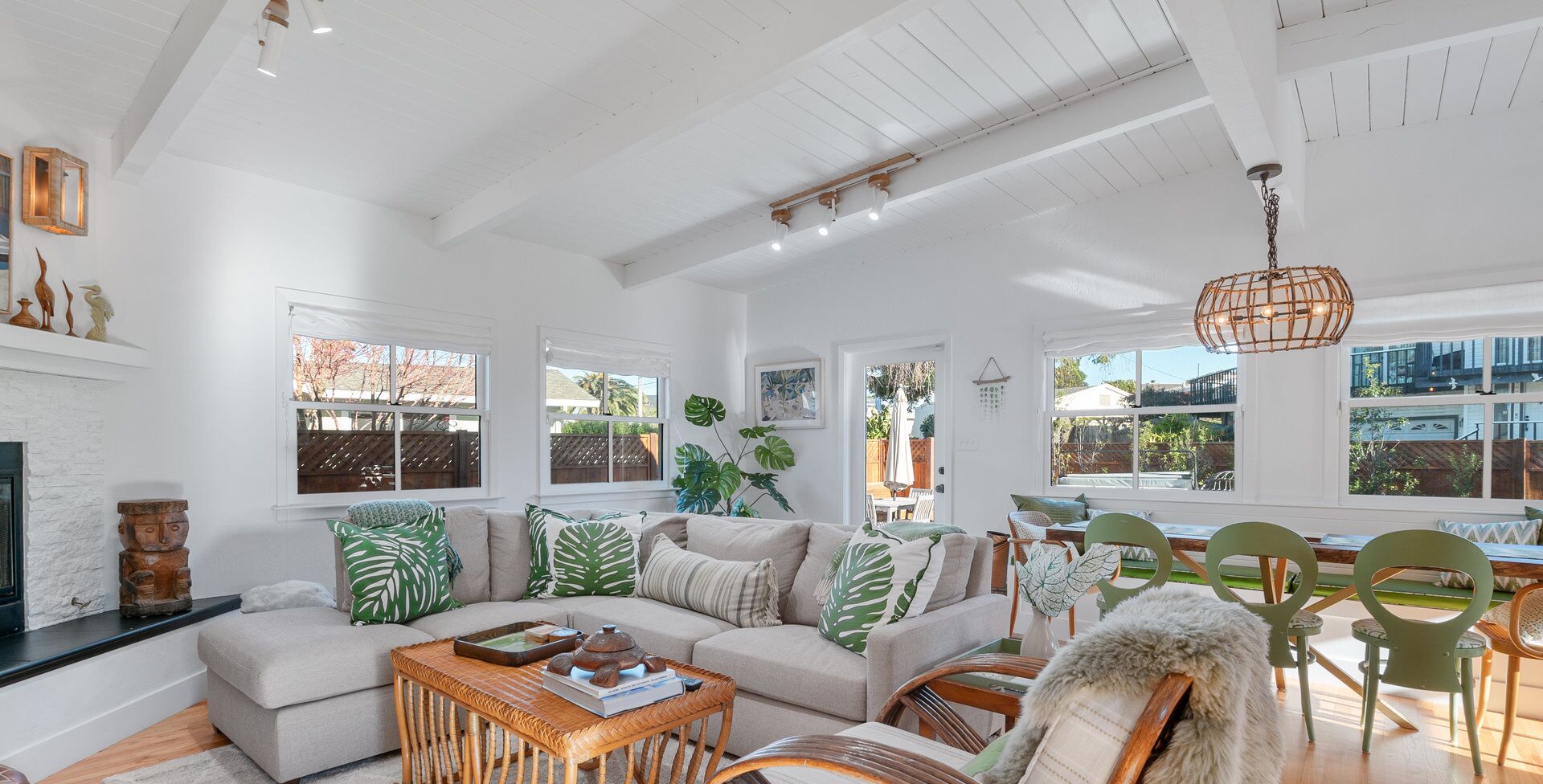 TV connectée, cheminée, livres