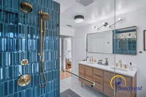 Douche, sèche-cheveux, serviettes fournies, shampoing
