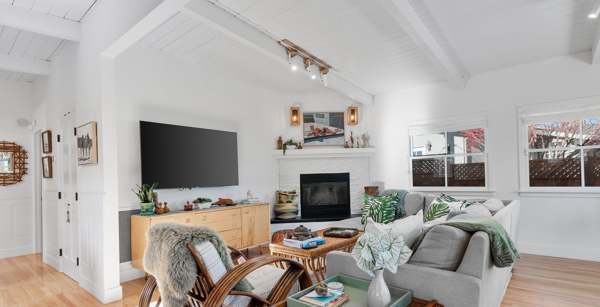 TV connectée, cheminée, livres