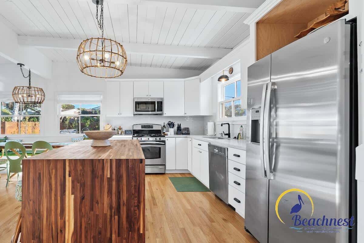 冷蔵庫、電子レンジ、オーブン、コンロ