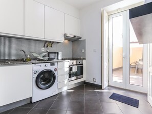 Een koelkast, een microgolfoven, een oven, een vaatwasser