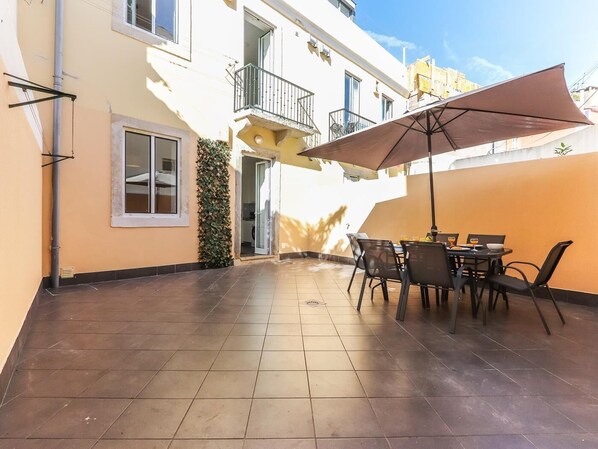 Outdoor dining - Vita Portucale | Campo de Ourique Terrace (Lisboa)