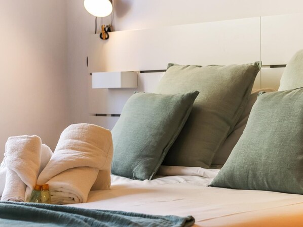 1 slaapkamer, een strijkplank/strijkijzer, internet, beddengoed