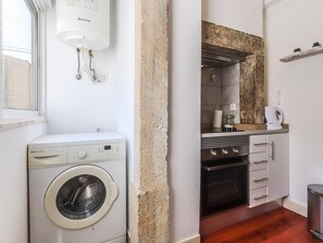 Fridge, microwave, dishwasher, coffee/tea maker - Vita Portucale | Cosy Apartment Campo Ourique (Lisboa)