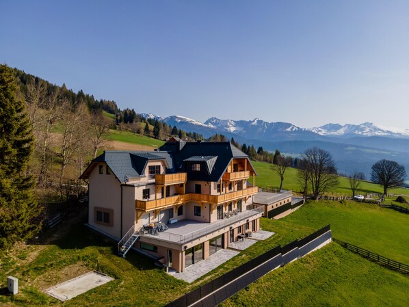 Exterior - Beautiful apartment with large terrace and pool (Mauterndorf)