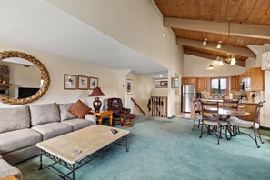Smart TV, fireplace, DVD player, books - Steps to Mtn/Free Town Bus w/Spectacular Slope Views+Heated Pool/HotTub/Grill-Gas-Fireplace-2 Levels (Steamboat Springs)