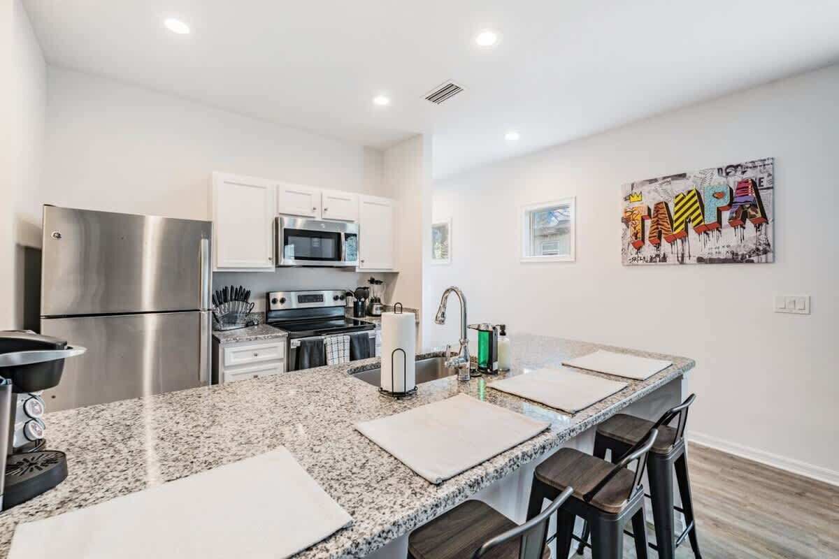 Kylskåp, mikrovågsugn, ugn och spishäll