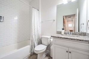 Dusj, hårføner og håndklær