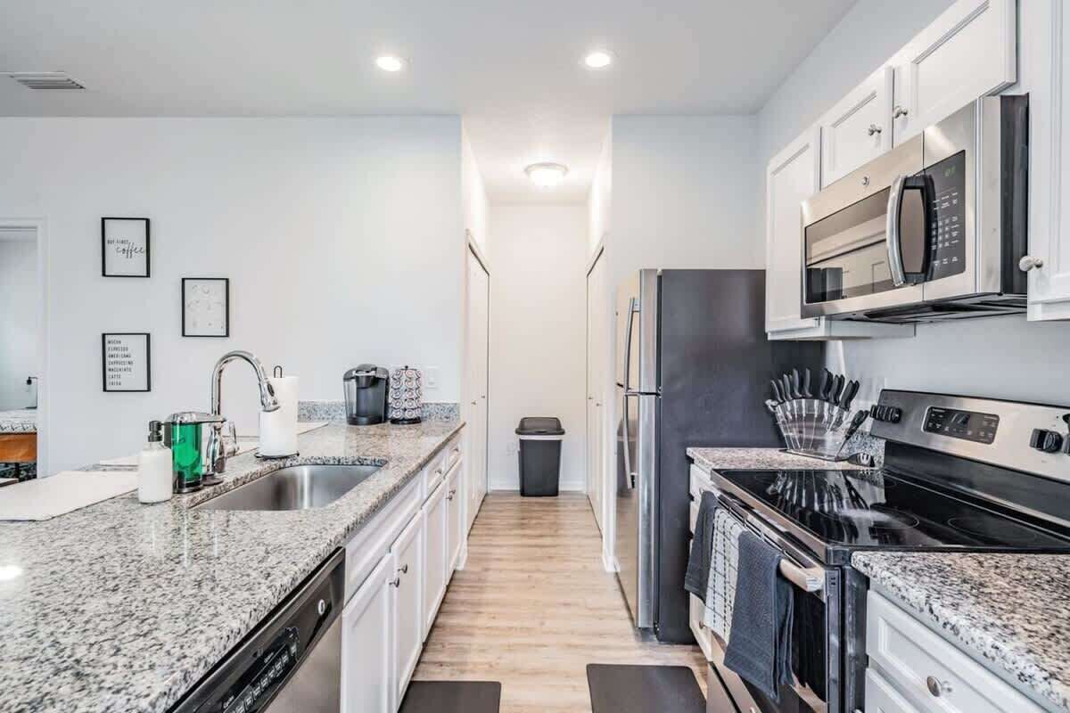 Réfrigérateur, four à micro-ondes, un four, surface de cuisson