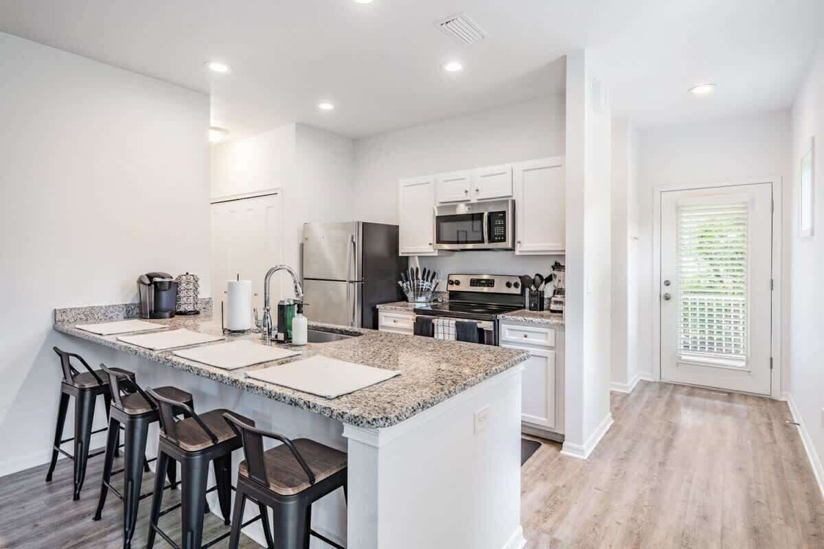 Frigorífico, microondas, horno y placa de cocina