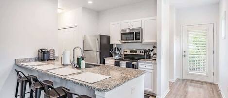 Frigorífico, microondas, horno y placa de cocina