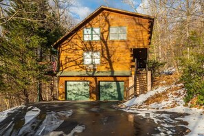 Exterior - Mtn Retreat! Movie Theater~Arcade ~Hot Tub~Slps 10 (McGaheysville)