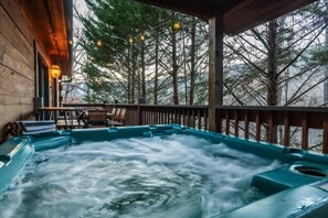 Outdoor spa tub - Mtn Retreat! Movie Theater~Arcade ~Hot Tub~Slps 10 (McGaheysville)