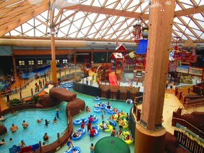 Et indendørs vandland med flere pools, vandrutsjebaner og legeområder.