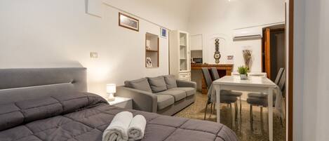 1 dormitori, planxa i posts de planxar, wifi i roba de llit