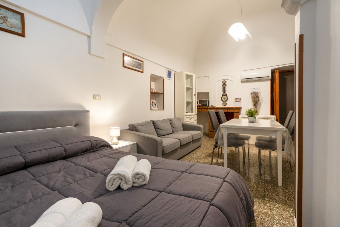 1 dormitorio, tabla de planchar con plancha, wifi y ropa de cama