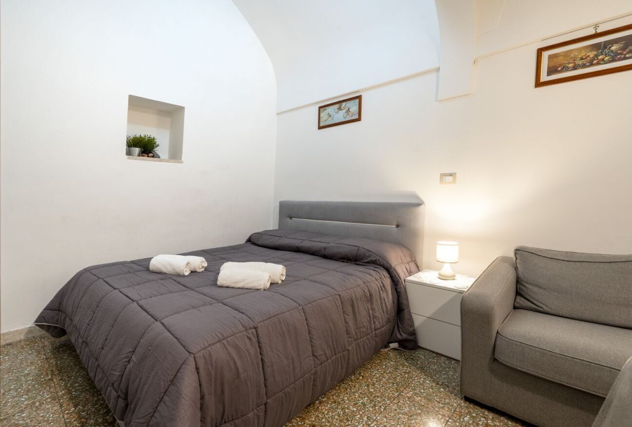 1 dormitorio, tabla de planchar con plancha, wifi y ropa de cama