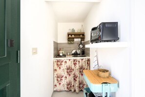 Frigorifero, piano cottura, pentole/stoviglie/utensili