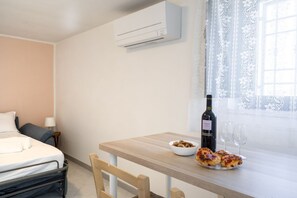 1 slaapkamer, een strijkplank/strijkijzer, wifi, beddengoed