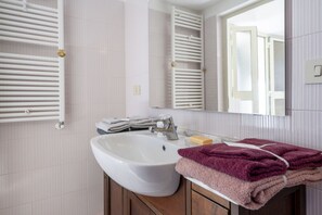 Een douche, een haardroger, een bidet, handdoeken