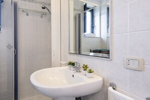 Dusche, Haartrockner, Bidet, Handtücher