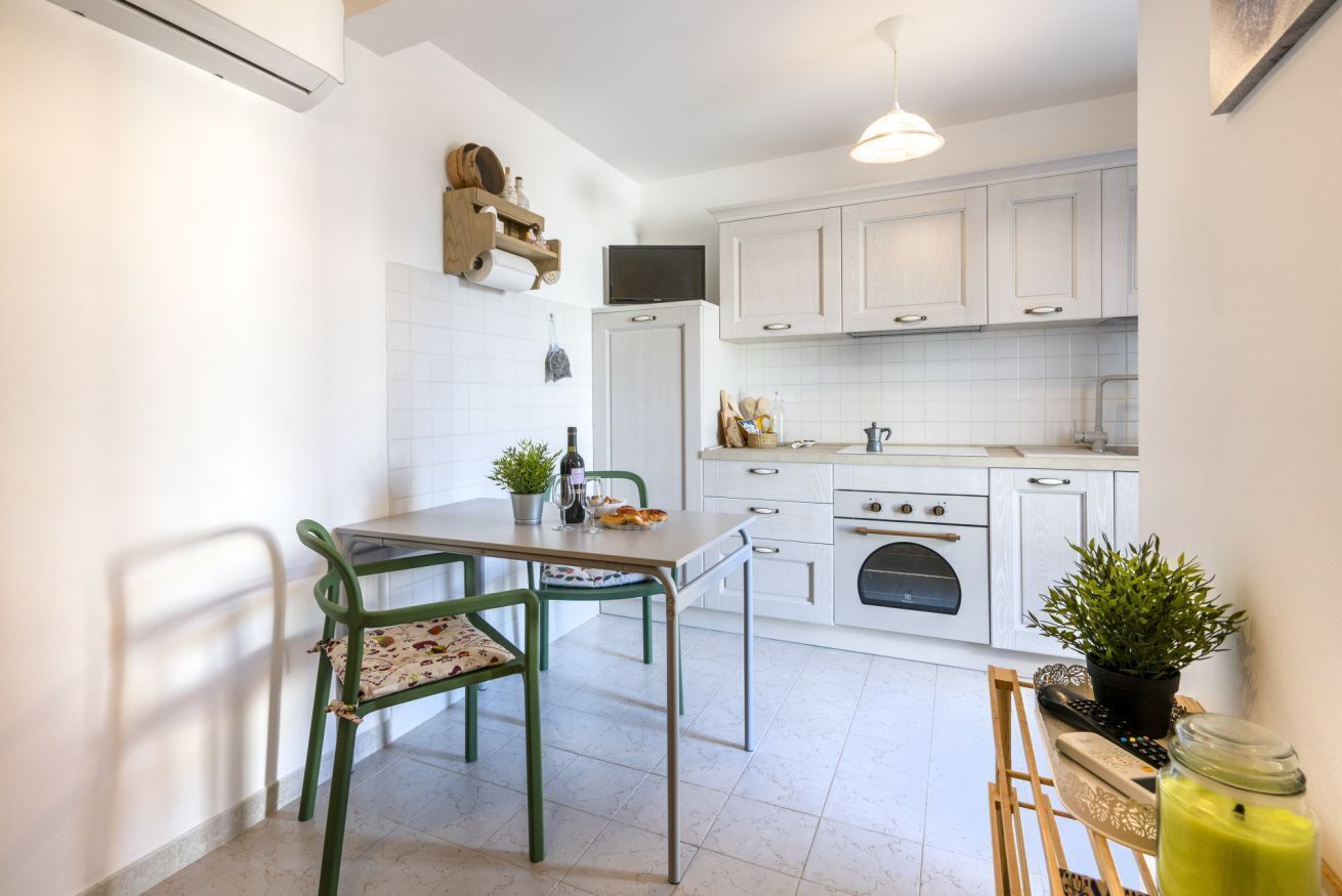 Refrigerador, horno, parrilla de estufa y utensilios de cocina 