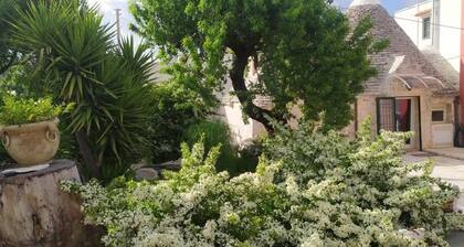 Cozy apartment perfect for 2 people, with independent access and located in a shared villa with large garden and shared swimming pool. The accommodation is located in the Specchiaruzzo hamlet of Ostuni surrounded by nature, 300m from the Aqueduct cycle p