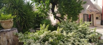 Cozy apartment perfect for 2 people, with independent access and located in a shared villa with large garden and shared swimming pool. The accommodation is located in the Specchiaruzzo hamlet of Ostuni surrounded by nature, 300m from the Aqueduct cycle p