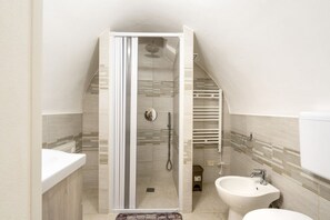 Shower, hair dryer, bidet, towels
