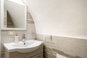 Regadera, secadora de cabello, bidet, toallas 