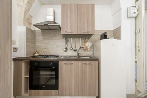 Fridge, oven, stovetop, coffee/tea maker