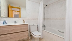 A bathroom with a toilet, sink, and bathtub. - Wonderful and classic apartment in Javea, Costa Blanca, Spain for 4 persons (Javea)