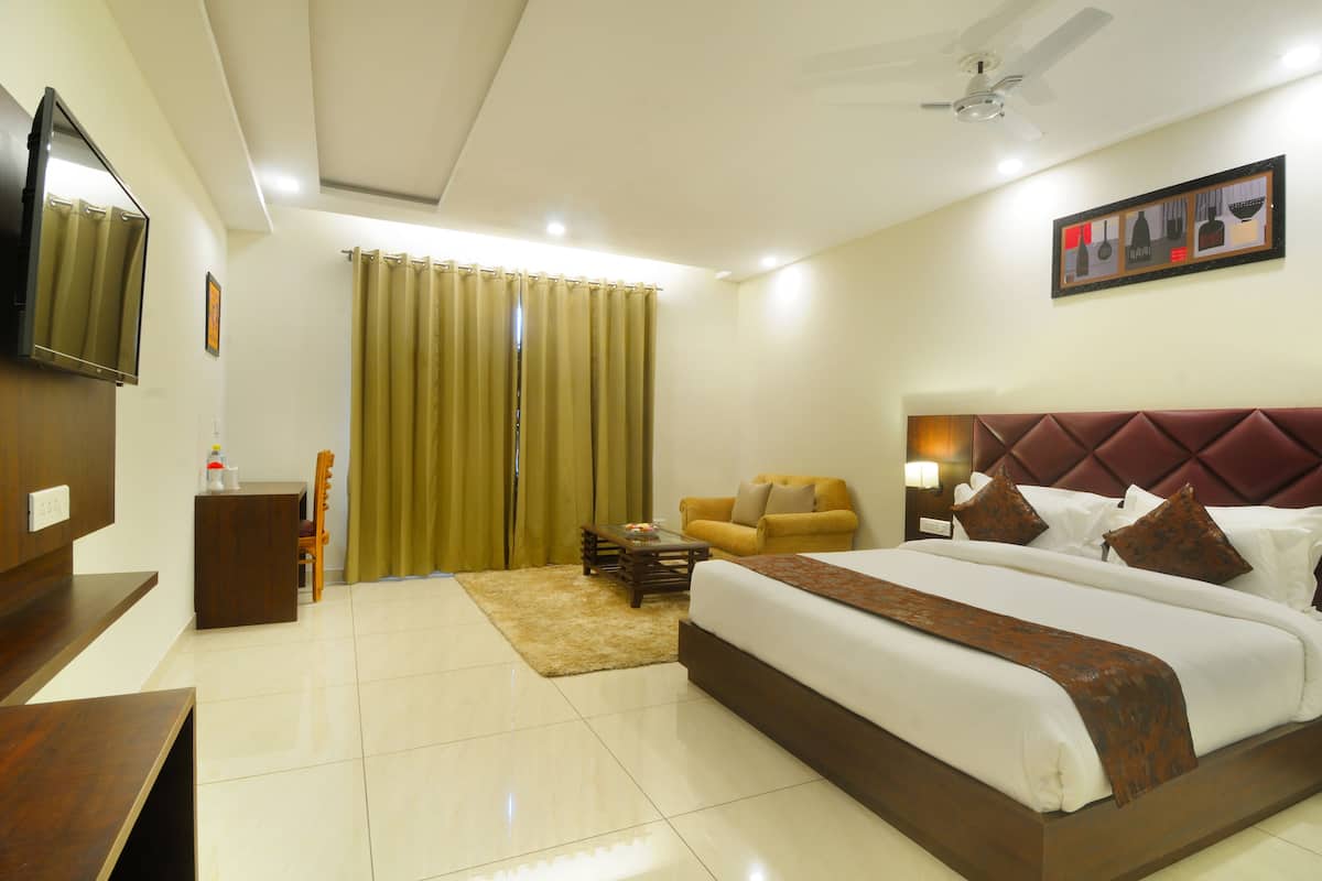 Classic Double or Twin Room, 1 Bedroom, Smoking | Desk, laptop workspace, iron/ironing board, free WiFi