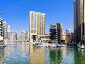 Luxury Studio, 1 King Bed | Lake view - Frank and Frank Holiday Homes (Dubai)