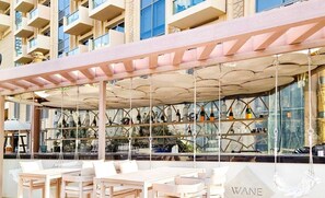 Poolside bar - Luxury Address Res Dubai Marina 1BR-2514 (Dubai)