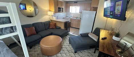 Suite estudio familiar | Área de sala de estar