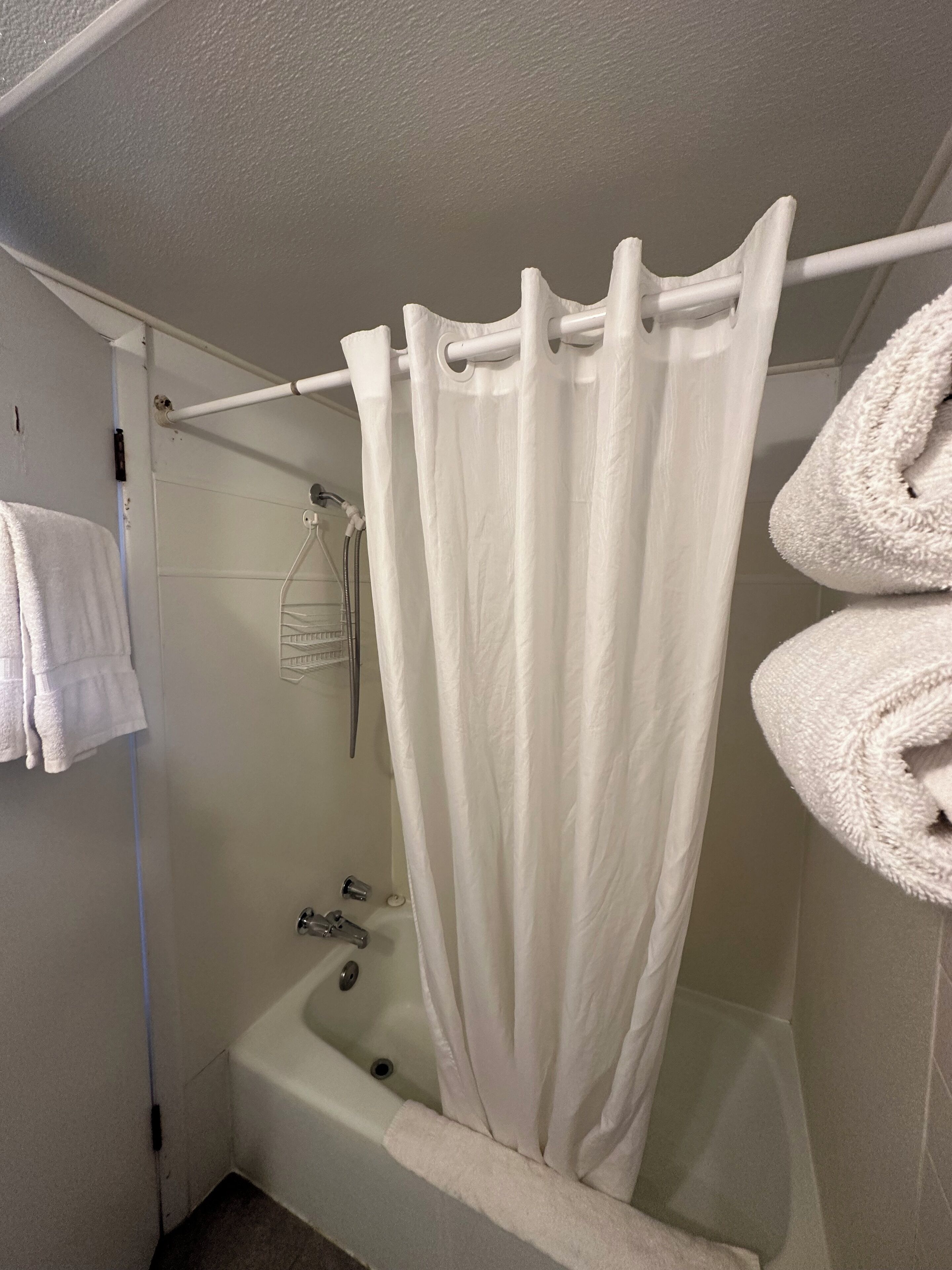 Standard Room, 1 Queen Bed | Bathroom | Towels