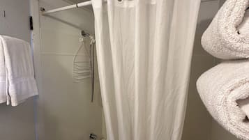 Standardværelse - 1 queensize-seng | Badeværelse | Håndklæder