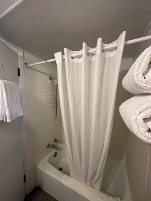 Standard Room, 1 Queen Bed | Bathroom | Towels - Grand Central Motel (Ely)