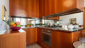 Fridge, oven, dishwasher, cookware/dishes/utensils - Apt. Bellevue 500 mt from Rialto Bridge (Venecia)